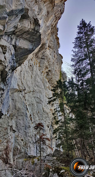 Sous la falaise