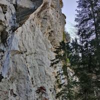 Sous la falaise