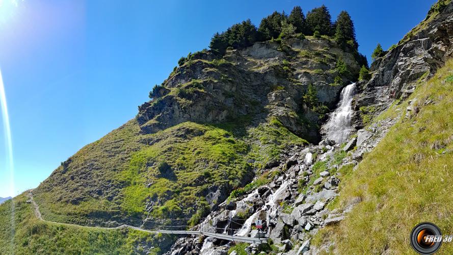 La passerelle et la seconde cascade.