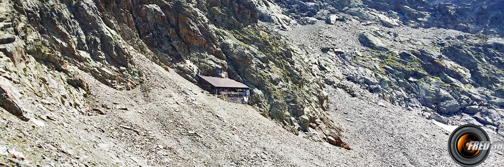 Le refuge au pied de la falaise