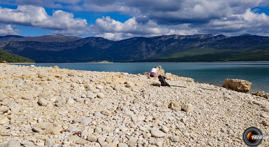 Arrivée au bord du lac près de ruines.