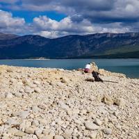 Arrivée au bord du lac près de ruines.