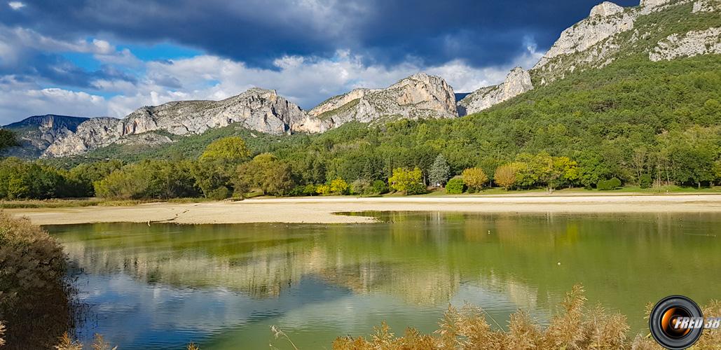 La petite retenue d'eau.