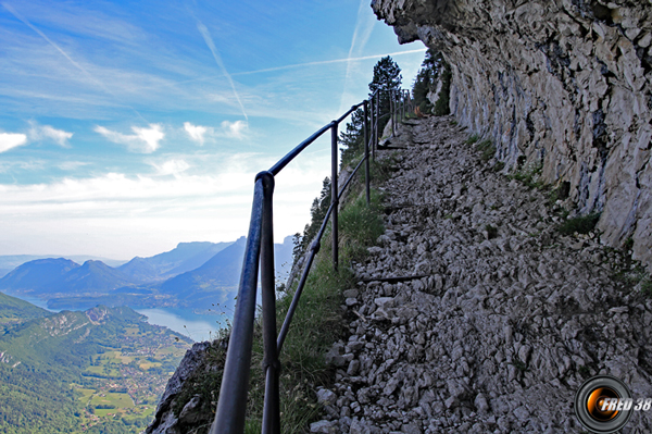 Passage taillé dans la roche