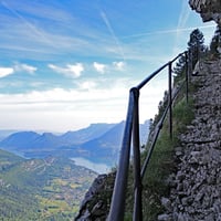 Passage taillé dans la roche