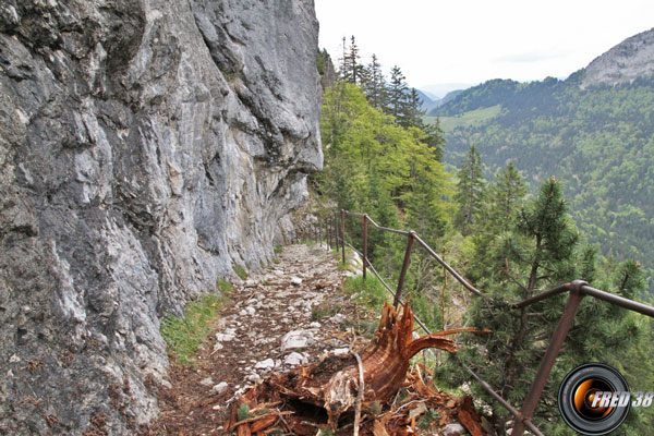 Passage taillé dans la roche