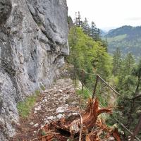 Passage taillé dans la roche