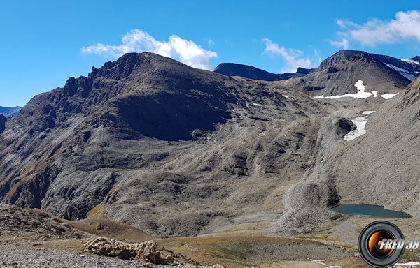 Le sommet à gauche