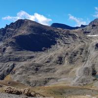 Le sommet à gauche