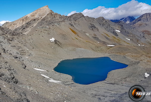 Le lac au pied de la Pointe des Fours