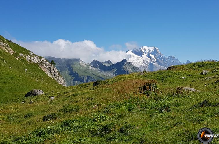 Sur le petit plateau, en fond le Mont-Blanc.