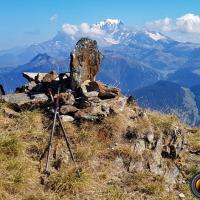 Le sommet et en fond le Mont-Blanc.