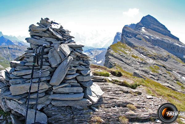 Le cairn du sommet et en fond les Rochers de Fiz.