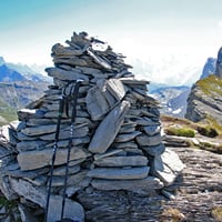 Le cairn du sommet et en fond les Rochers de Fiz.