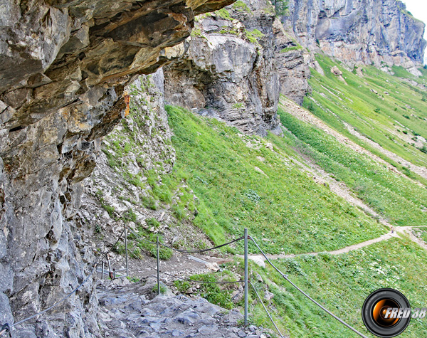 Passage taillé dans la roche près de la cascade de Sales.