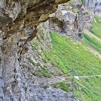 Passage taillé dans la roche près de la cascade de Sales.