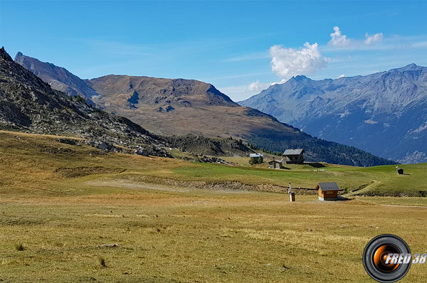 Les chalets d'Arrondaz lors de la descente