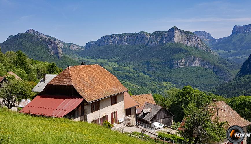 Au dessus d'Eglise de la Ruchère.