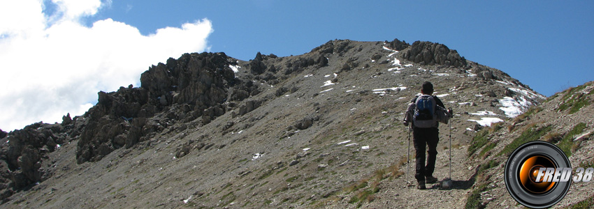 L'arrivée au col des Houerts et la crête sommitale.