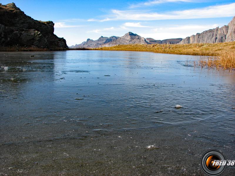 le lac sous la glace.