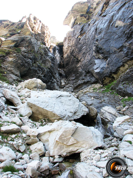 Traversée de la barre rocheuse.