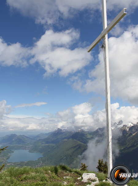 En fond le lac d'Annecy.