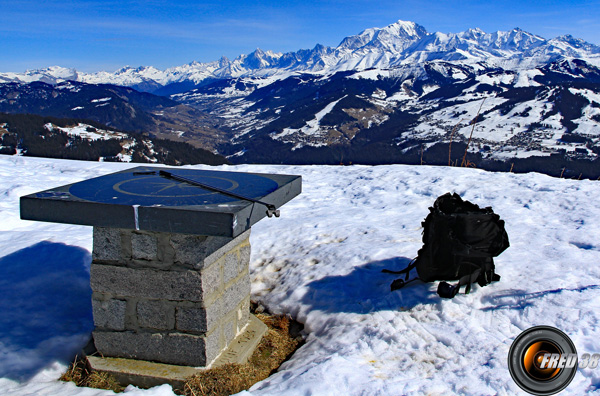 Le sommet et en fond le Mont-Blanc.