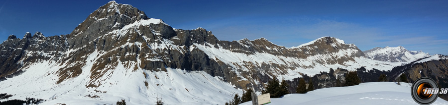 Panoramique côté Aravis avec le Mont Charvin.