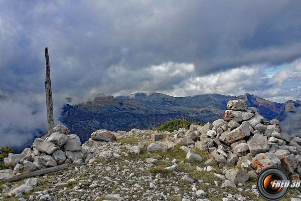 Le sommet avec en fond le Mont Chiran.