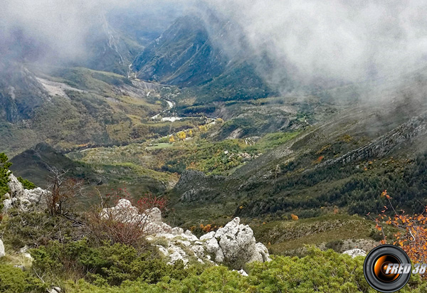 Le hameau de chasteuil et les gorges du Verdon, vus du sommet.