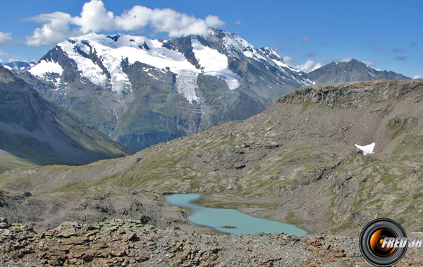 Le lac Brulet et en fond le Mont Pourri.