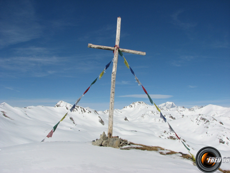 La croix sous le sommet.