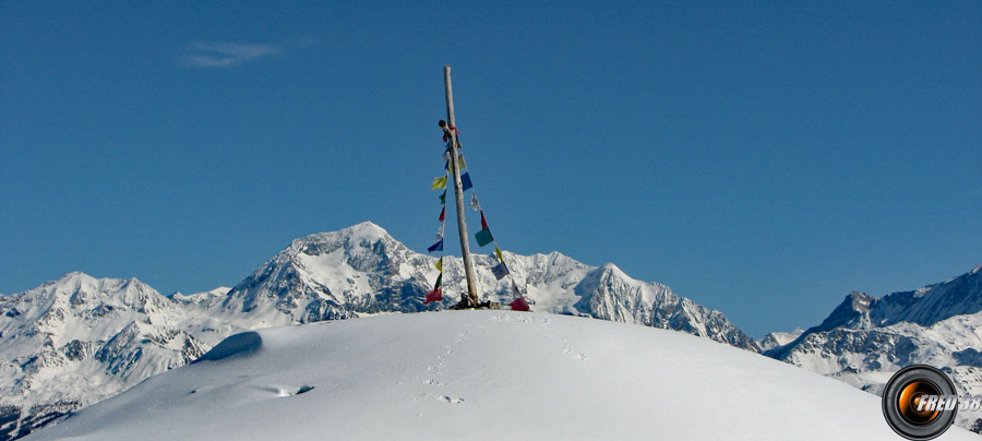 La croix sous le sommet.