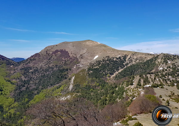 Le col du Tat à gauche, le sommet et les crêtes du retour.