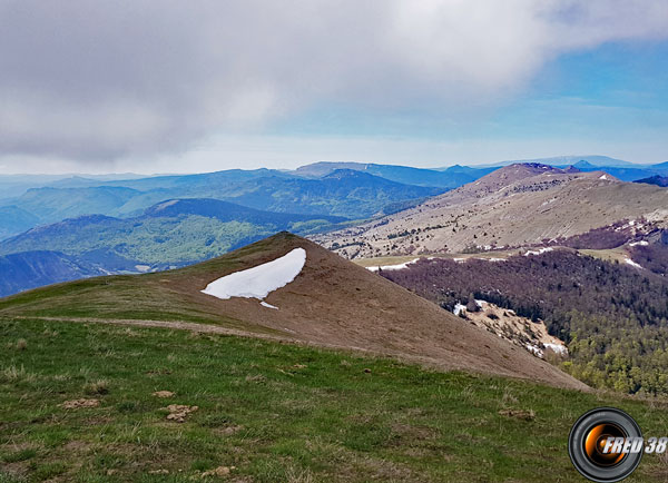 Le Luzet à droite vu du sommet.