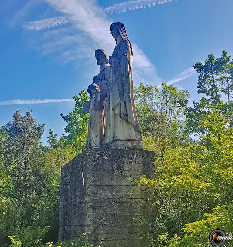 Statue en béton de la Sainte Famille.