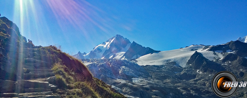 L'Aiguille du Tour et le front du glacier.