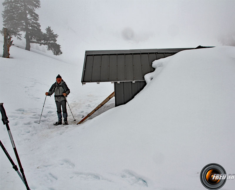 L'arrière du refuge d'hiver.