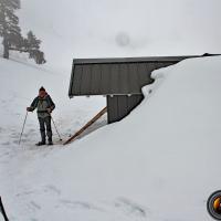 L'arrière du refuge d'hiver.
