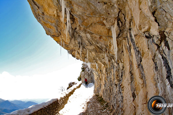 Chemin en balcon.