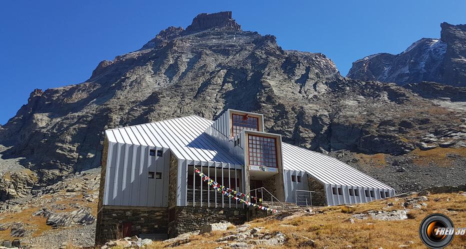 Le refuge et le Monviso.