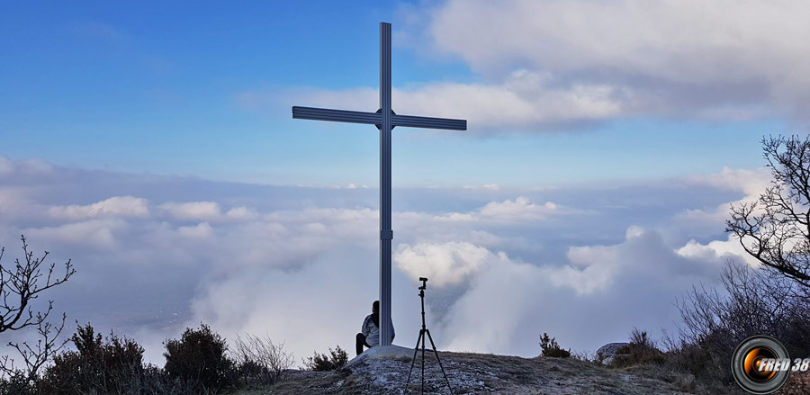 La croix du sommet au dessus de Chignin.