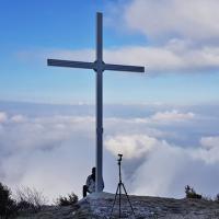 La croix du sommet au dessus de Chignin.
