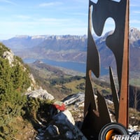 La plaque métallique du sommet.