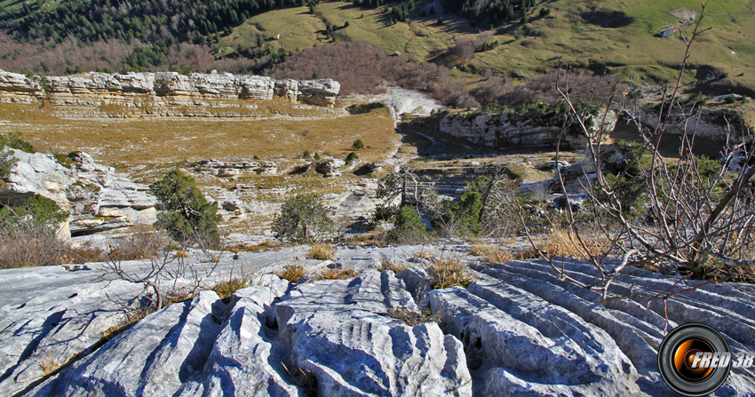 L'à-pic au dessus du col des Frasses.