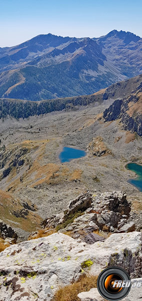 Lacs de Peyrefique vus du sommet.