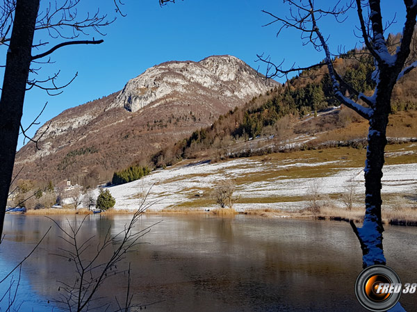 Lac de la Thuile et en fond le Pic de la Sauge.