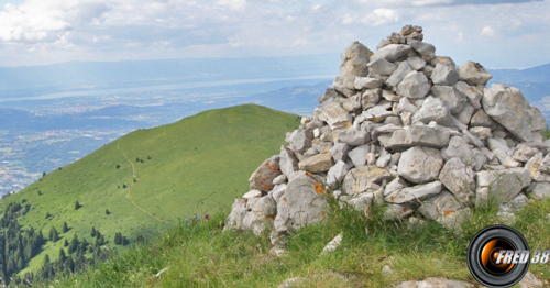 La cairn du sommet et en fond le lac Léman.