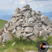 La cairn du sommet et en fond le lac Léman.