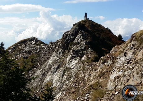 Le sommet et sa stèle